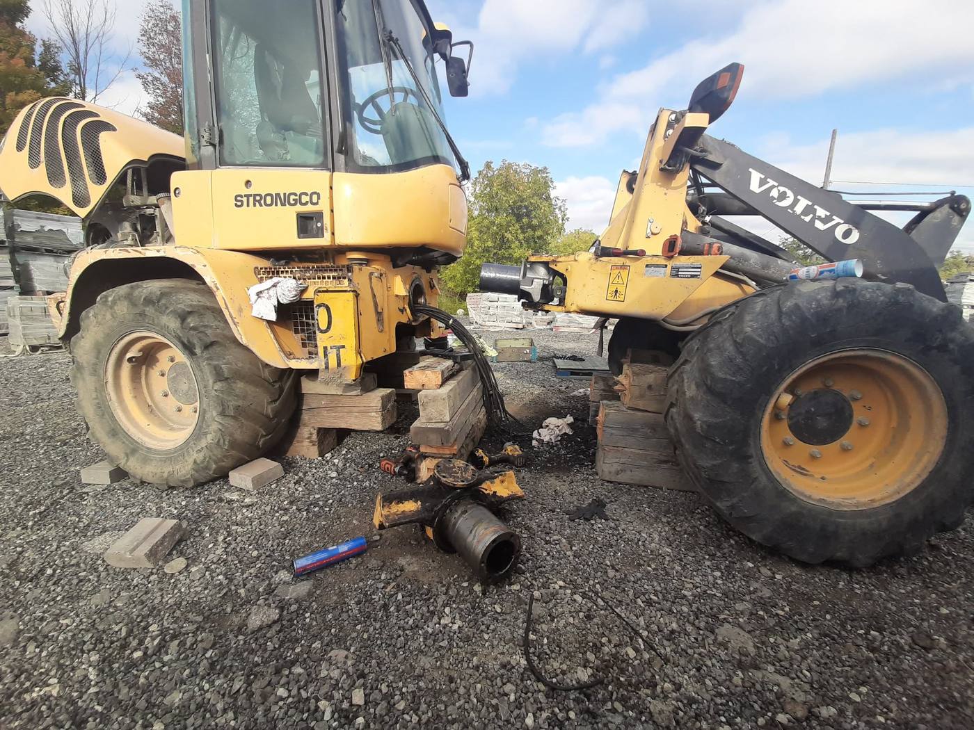 Articulated wheel loader split at the center pin for driveline and coupling repair